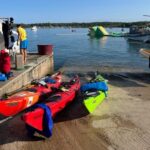 kajakarze na plaży w chorwacji
