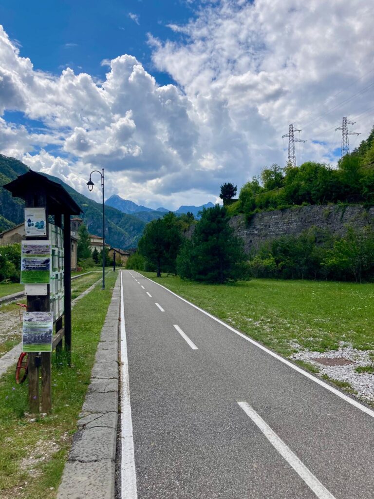 betonowa ścieżka rowerowa alpe adria radweg