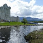 Ścieżka rowerowa prowadząca wzdłuż jezior w Killarney