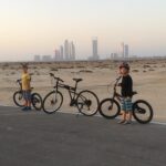 abu dhabi ścieżka rowerowa i w tle miasto
