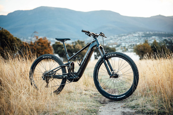 rower e-mtb na tle polnej ścieżki