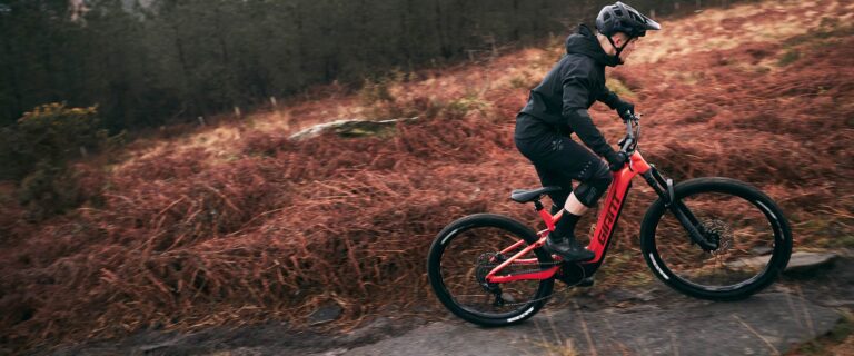 mężczyzna podjeżdzjący na rowerze mtb pod ostre wzniesienie