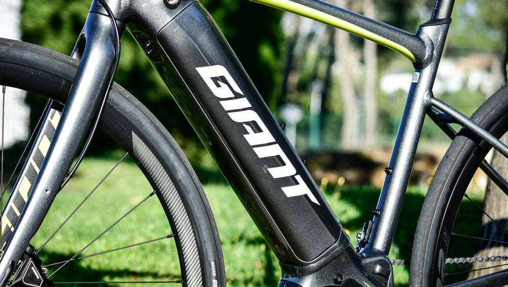 zbliżenie na ramę roweru eletrycznego giant