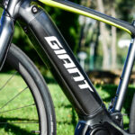 zbliżenie na ramę roweru eletrycznego giant