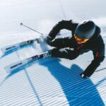 dynamiczny zjazd na nartach