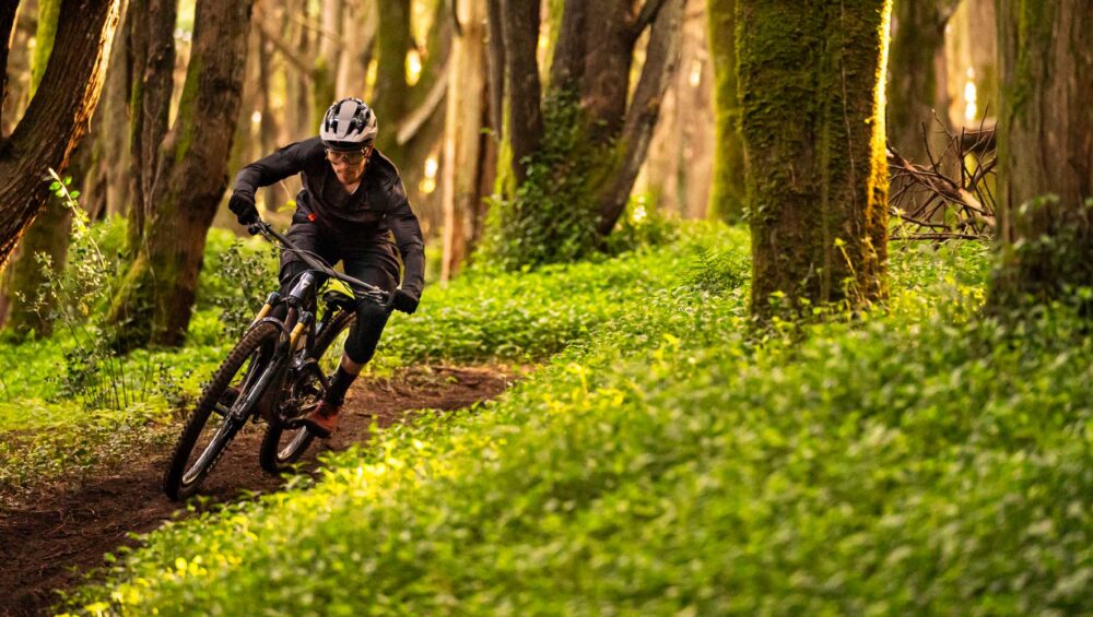 intensywna przejażdżka na mtb w lesie
