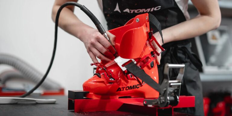 proces produkcji butów atomic